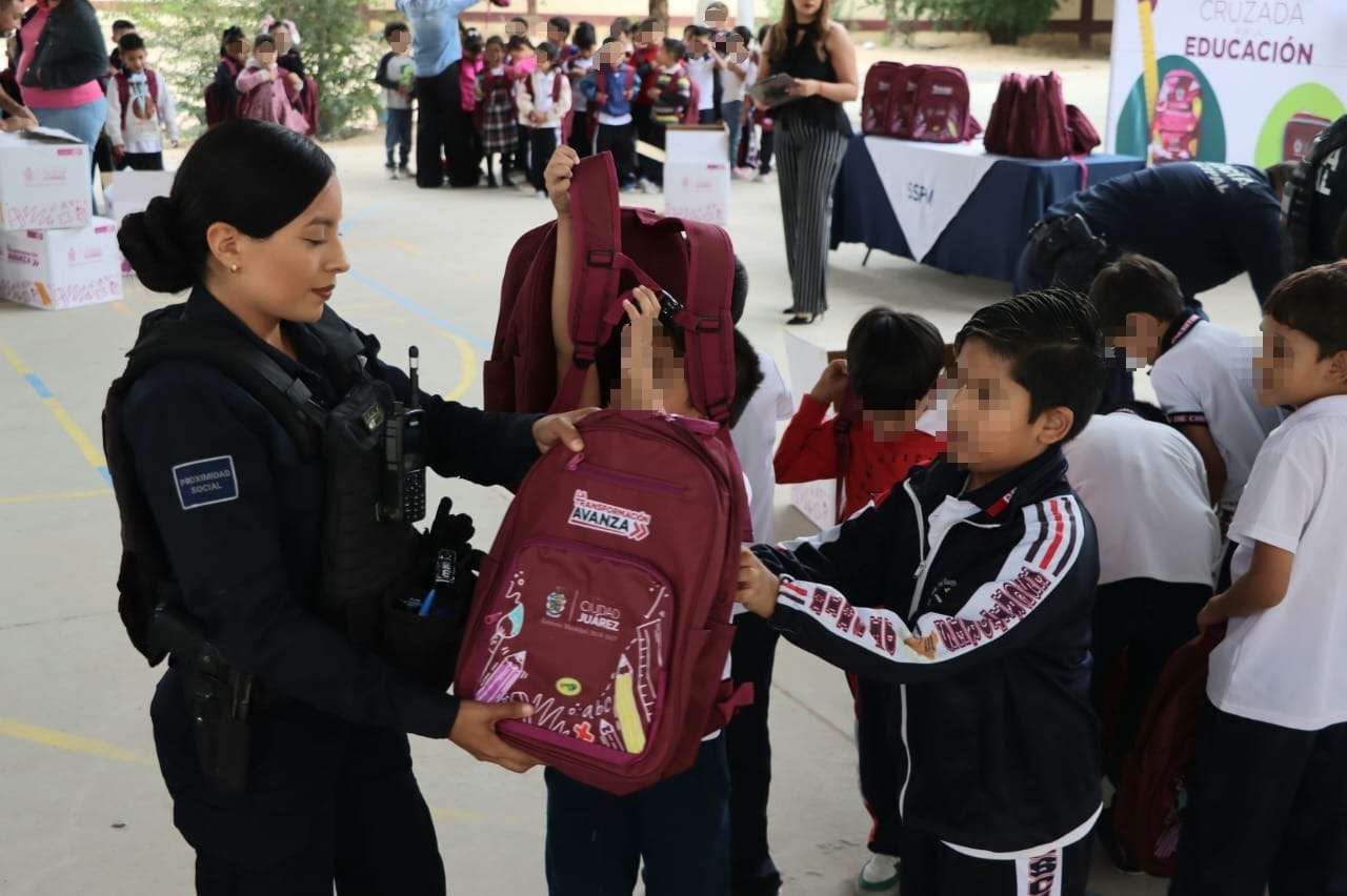 Reparten miles de mochilas en escuelas primarias