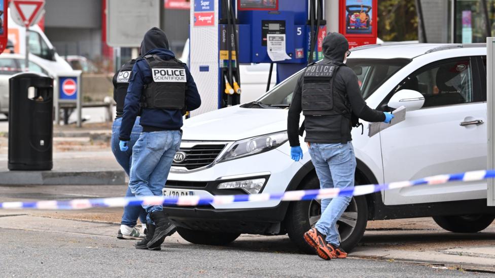 Sospechoso de tiroteo mortal en suburbio de París bajo observación psiquiátrica
