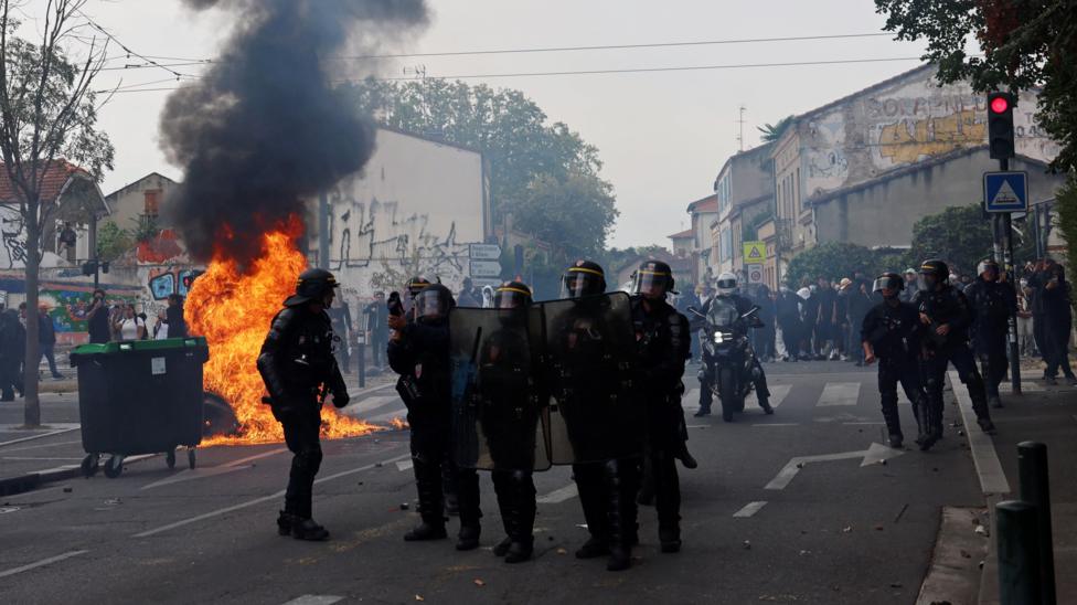 Francia cierra hasta 500 escuelas por protestas estudiantiles