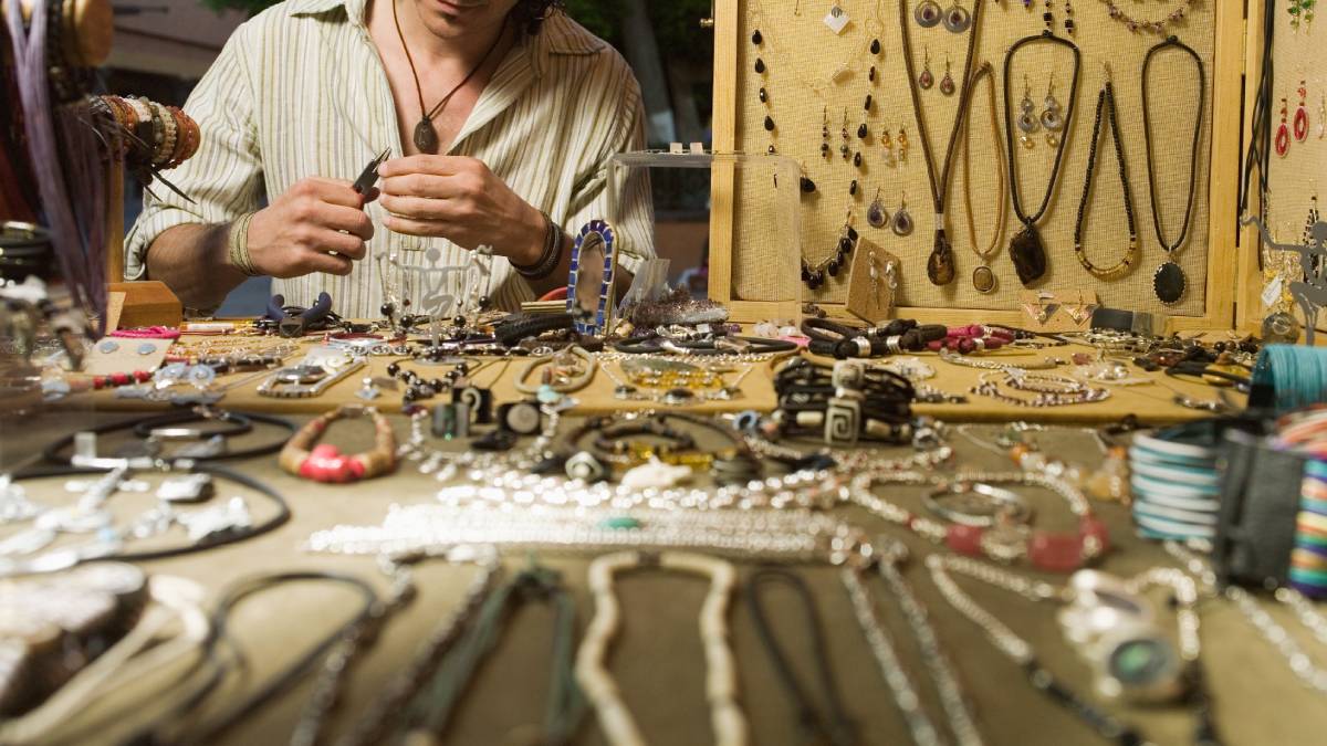 Actor de ‘La Rosa de Guadalupe’ critica sueldos y vende en la calle