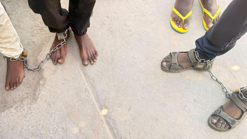 Rescatan a pacientes encadenados en centro de rehabilitación ilegal en Sudáfrica