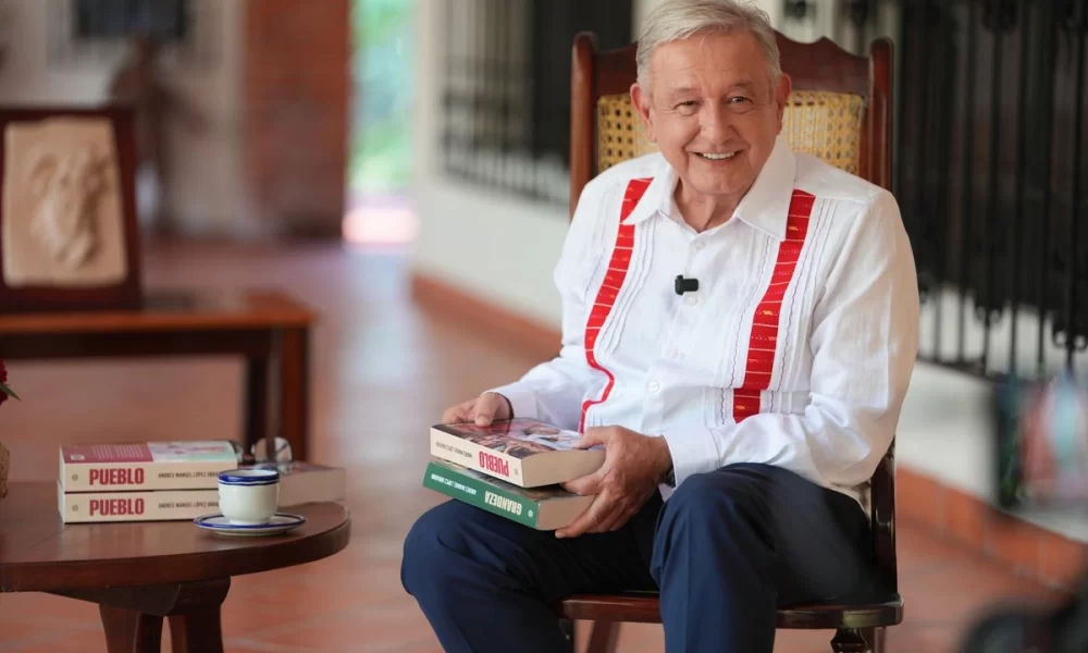 AMLO critica a EU y presenta nuevo libro dedicado a Claudia Sheinbaum