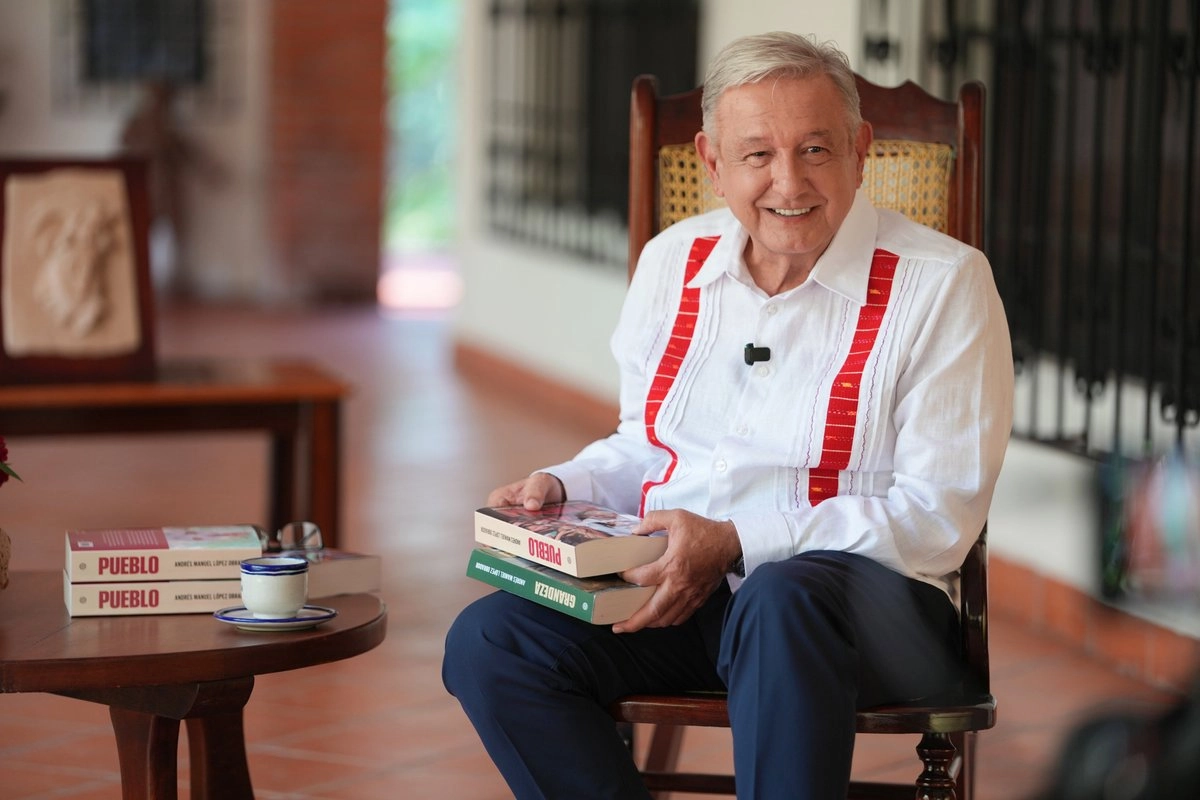 AMLO critica a EU y presenta nuevo libro dedicado a Claudia Sheinbaum