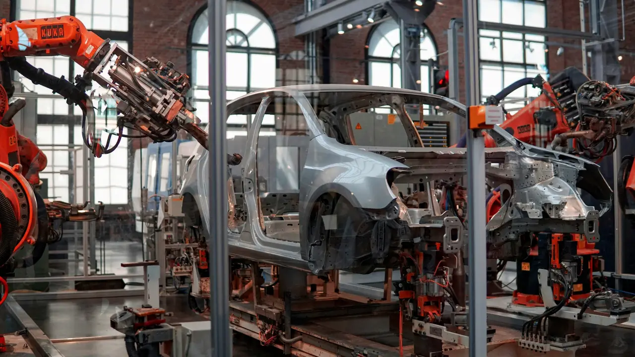 Producción y exportaciones de autos en México caen en septiembre de 2025