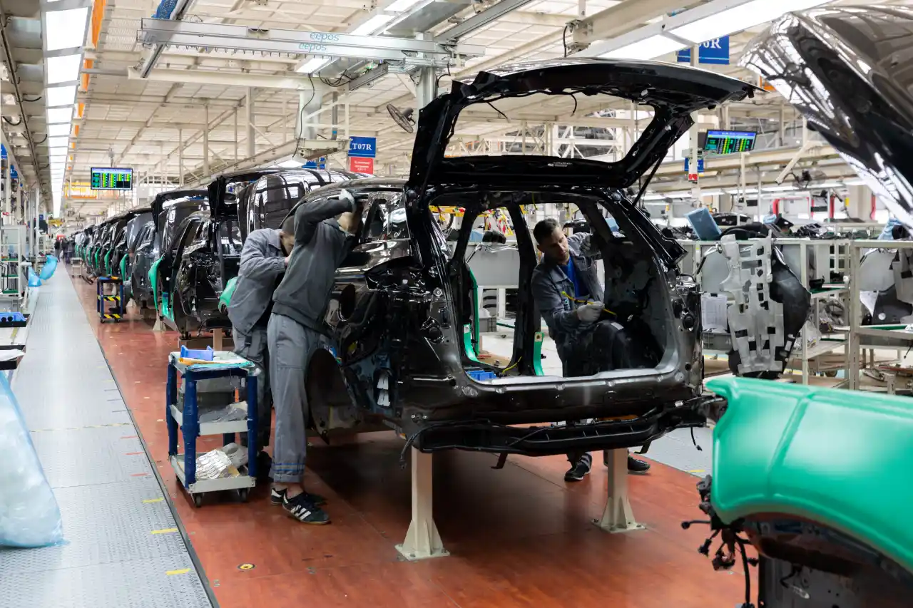 Limitan exención arancelaria a automotrices con instalaciones en México