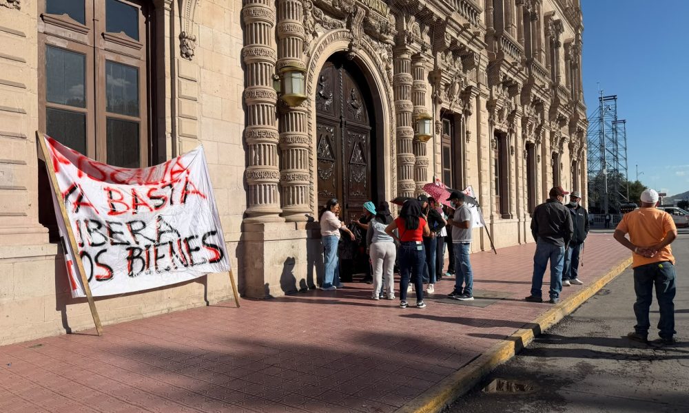 Afectados por Aras bloquean calles en Chihuahua exigiendo justicia
