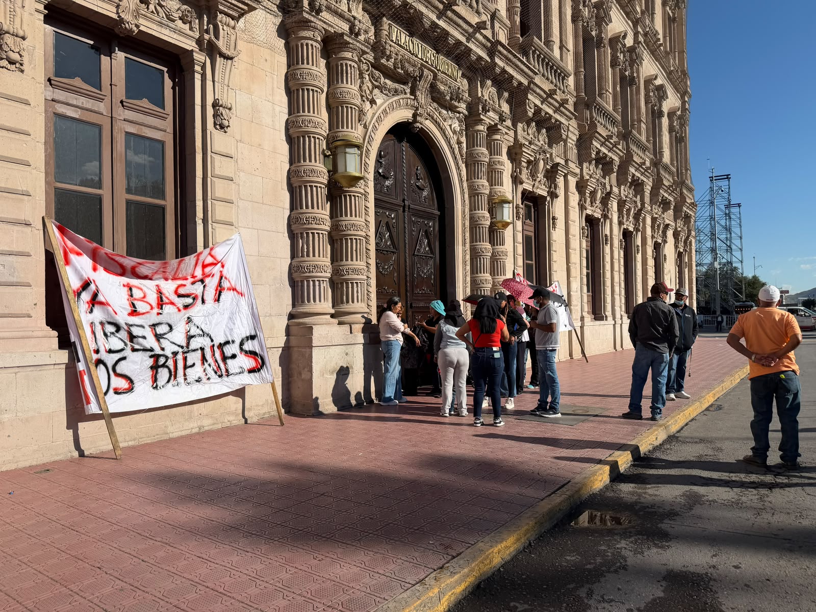 Afectados por Aras bloquean calles en Chihuahua exigiendo justicia
