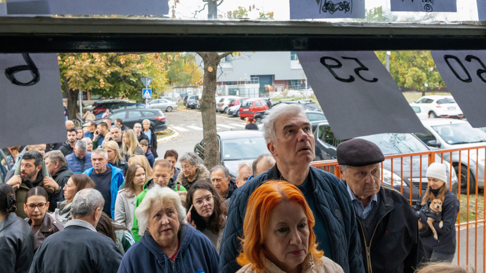 Alta participación electoral en Serbia en medio de tensiones políticas