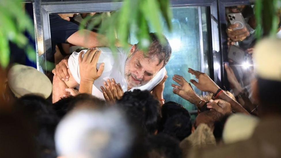 Detención temporal de Rahul Gandhi en protesta por revisión electoral