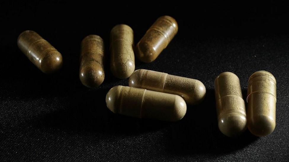 Padre e hijo arrestados por muertes relacionadas con kratom en Mississippi