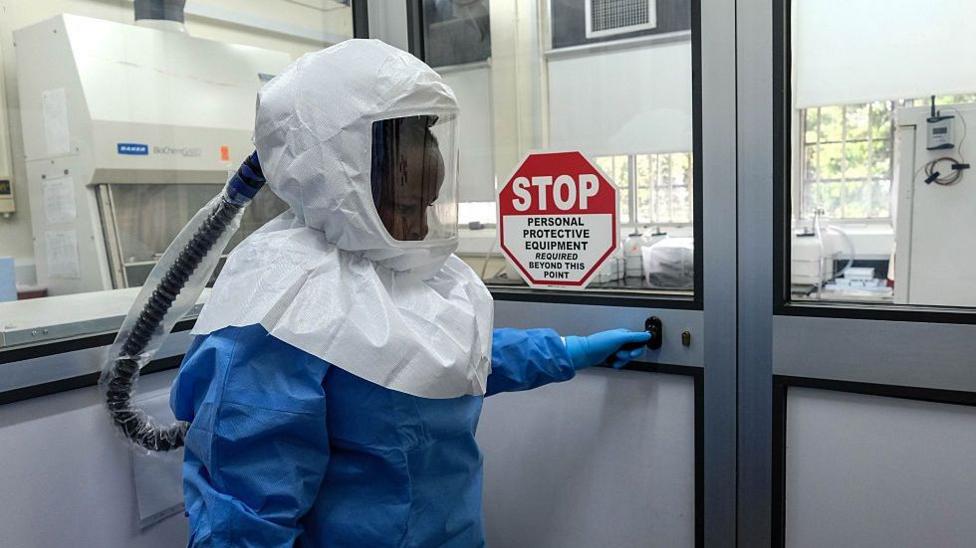Pacientes de ébola en Nigeria y Kenia podrían haberse cruzado en Uganda