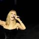 Céline Dion sufre caída en concierto de París pero continúa su presentación