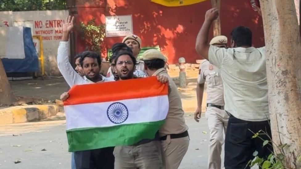 Líderes del CJP detenidos tras ingresar a sitio de protesta en Nueva Delhi