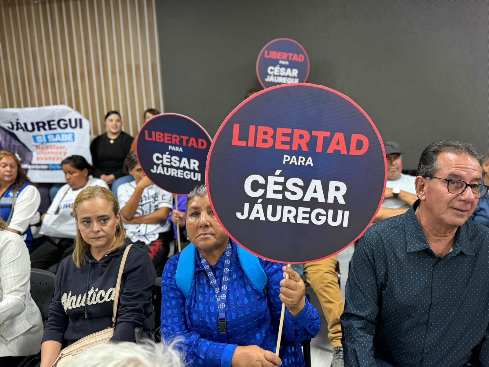 Simpatizantes de Jáuregui se manifiestan en el PAN por su liberación