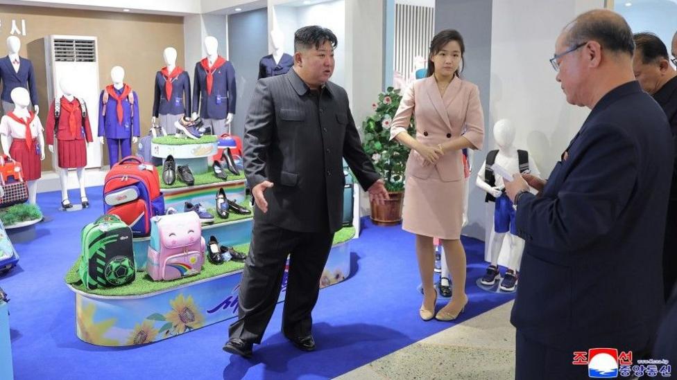 Rumores sobre la muerte de Kim Jong Un resurgen tras publicación de fotos