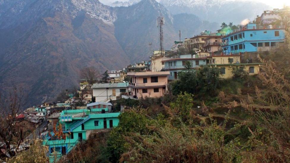 Helicóptero con seis personas se estrella en Uttarakhand, India