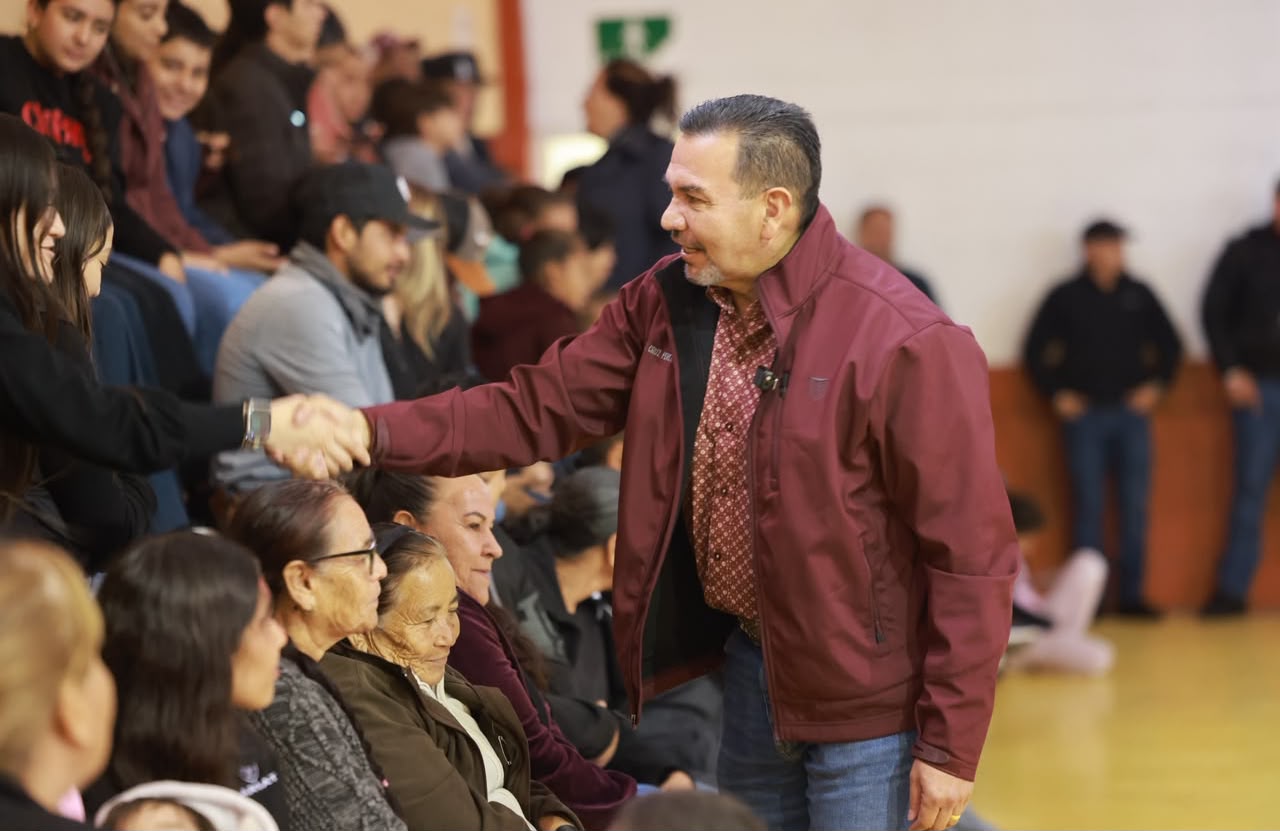 Pérez Cuéllar entrega mobiliario escolar en municipios de Chihuahua