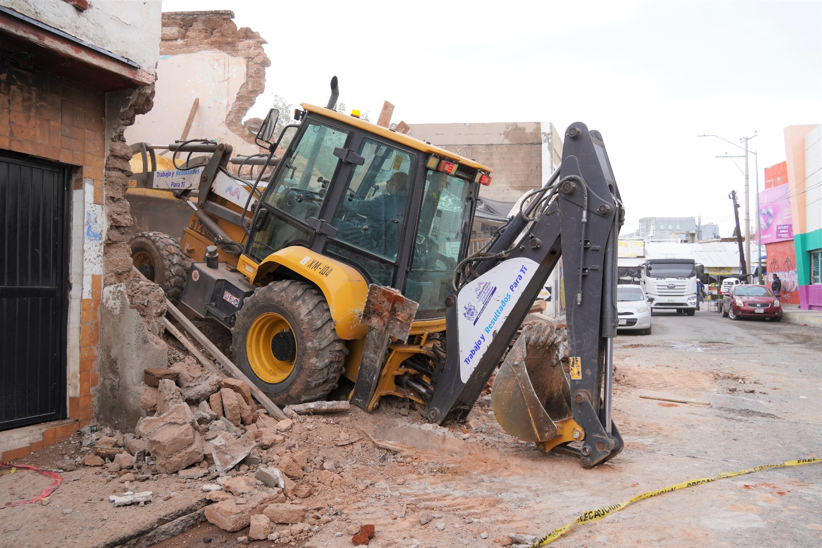 Demolición preventiva de casa abandonada en la Zona Centro de Chihuahua