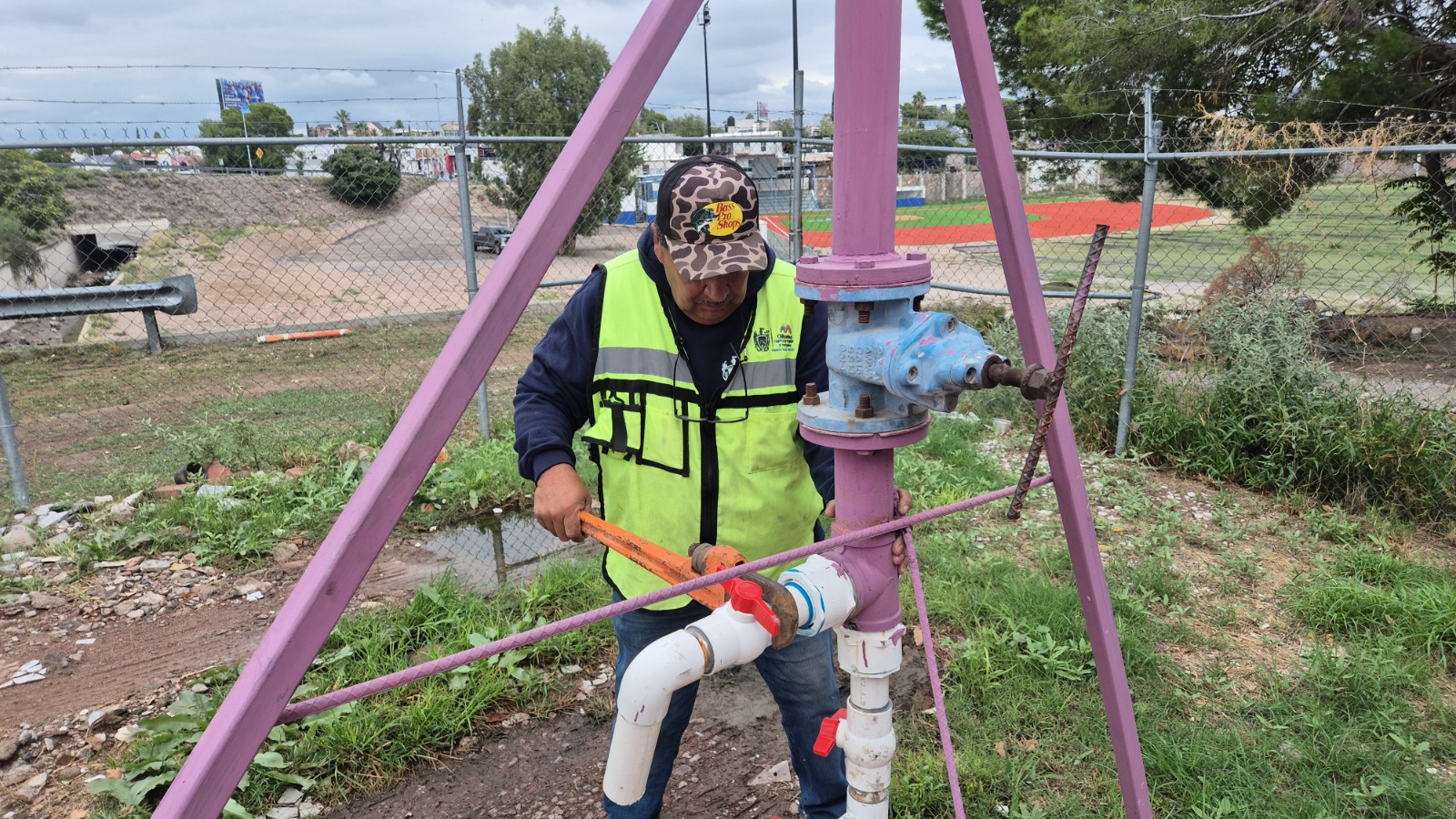 Rehabilitan garzas de agua tratada para riego en Chihuahua