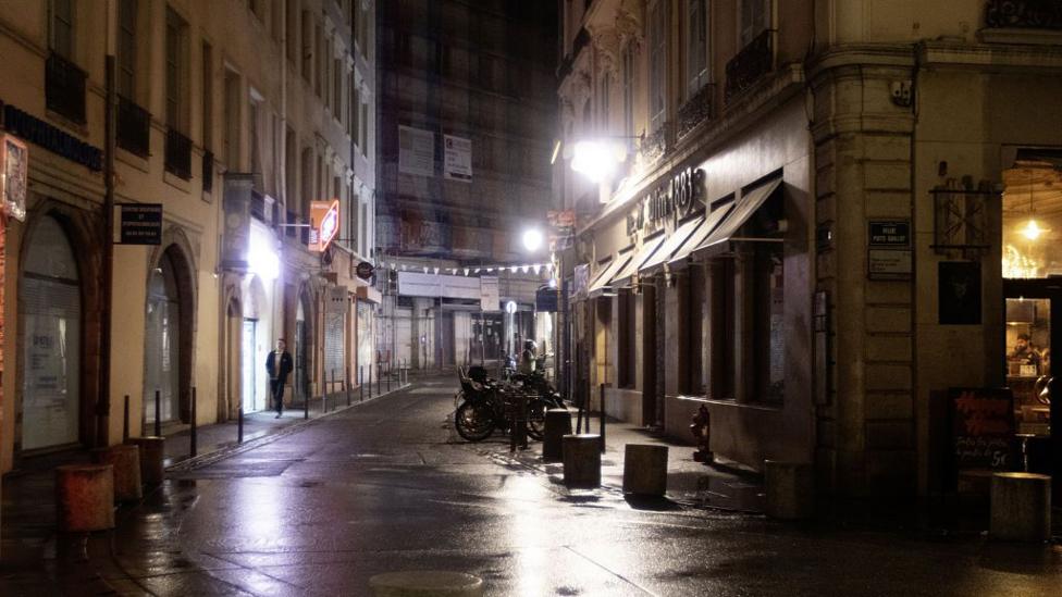 Ciudades francesas se calman tras toques de queda, afirma primer ministro