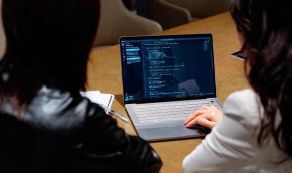 Gobiernos trabajan para identificar vulnerabilidades tras alerta cibernética global