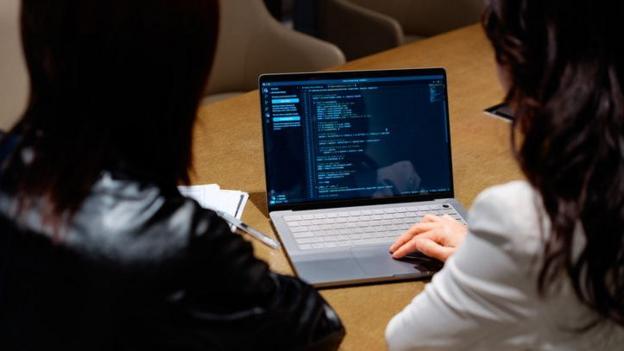 Gobiernos trabajan para identificar vulnerabilidades tras alerta cibernética global