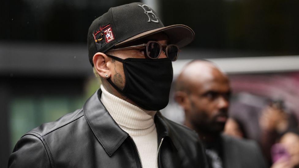 Chris Brown recibe sentencia suspendida por ataque en club nocturno