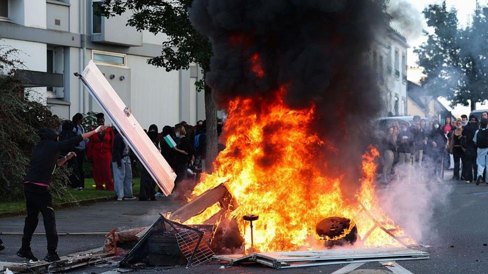 Estudiantes franceses protestan por condiciones educativas y enfrentan a la policía