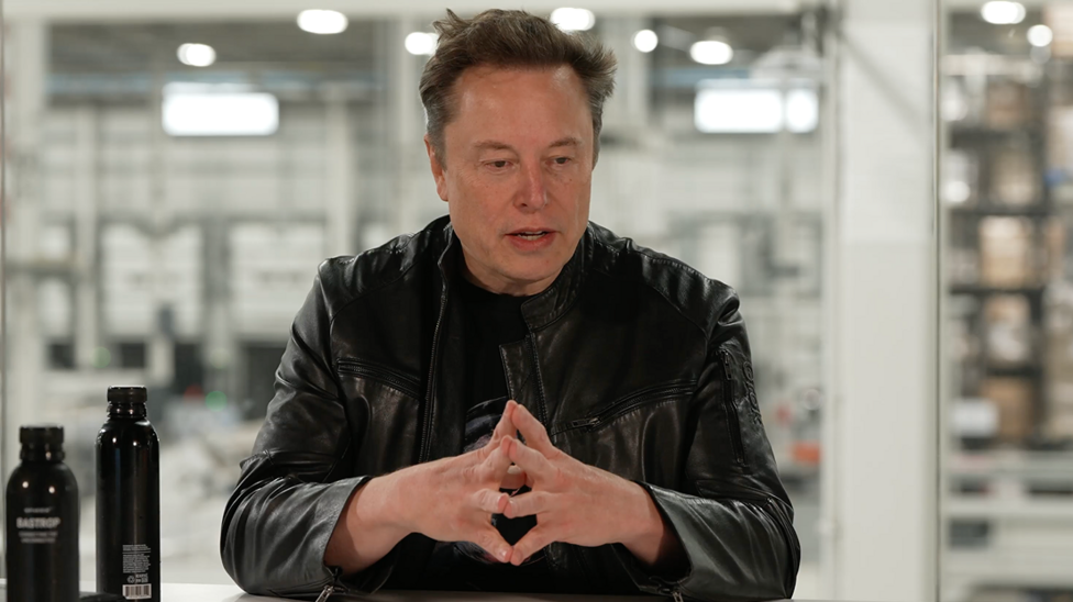 Elon Musk considera fusión entre Tesla y SpaceX
