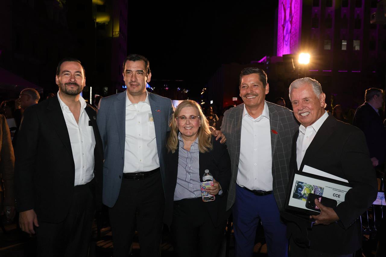 René Chavira reconoce labor de FECHAC en su 30 aniversario