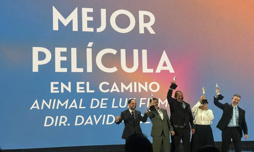 Rosita Arenas y Demetrio Bilbatúa reciben el Ariel de Oro