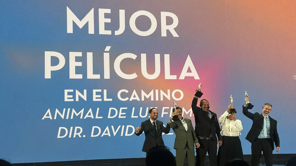 Rosita Arenas y Demetrio Bilbatúa reciben el Ariel de Oro