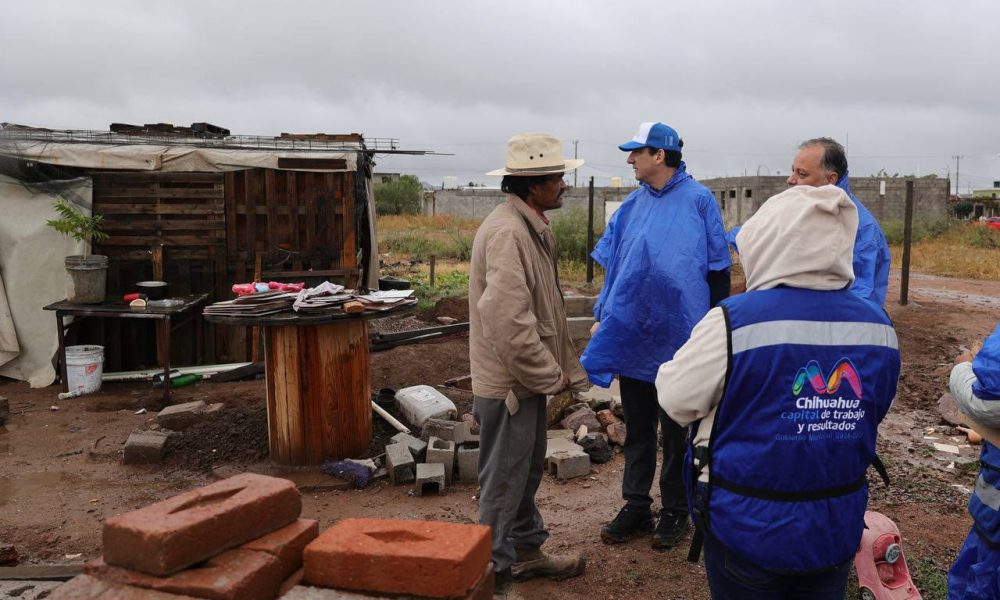 Alcalde entrega hules y despensas a familias vulnerables en Chihuahua