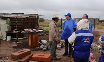 Alcalde entrega hules y despensas a familias vulnerables en Chihuahua