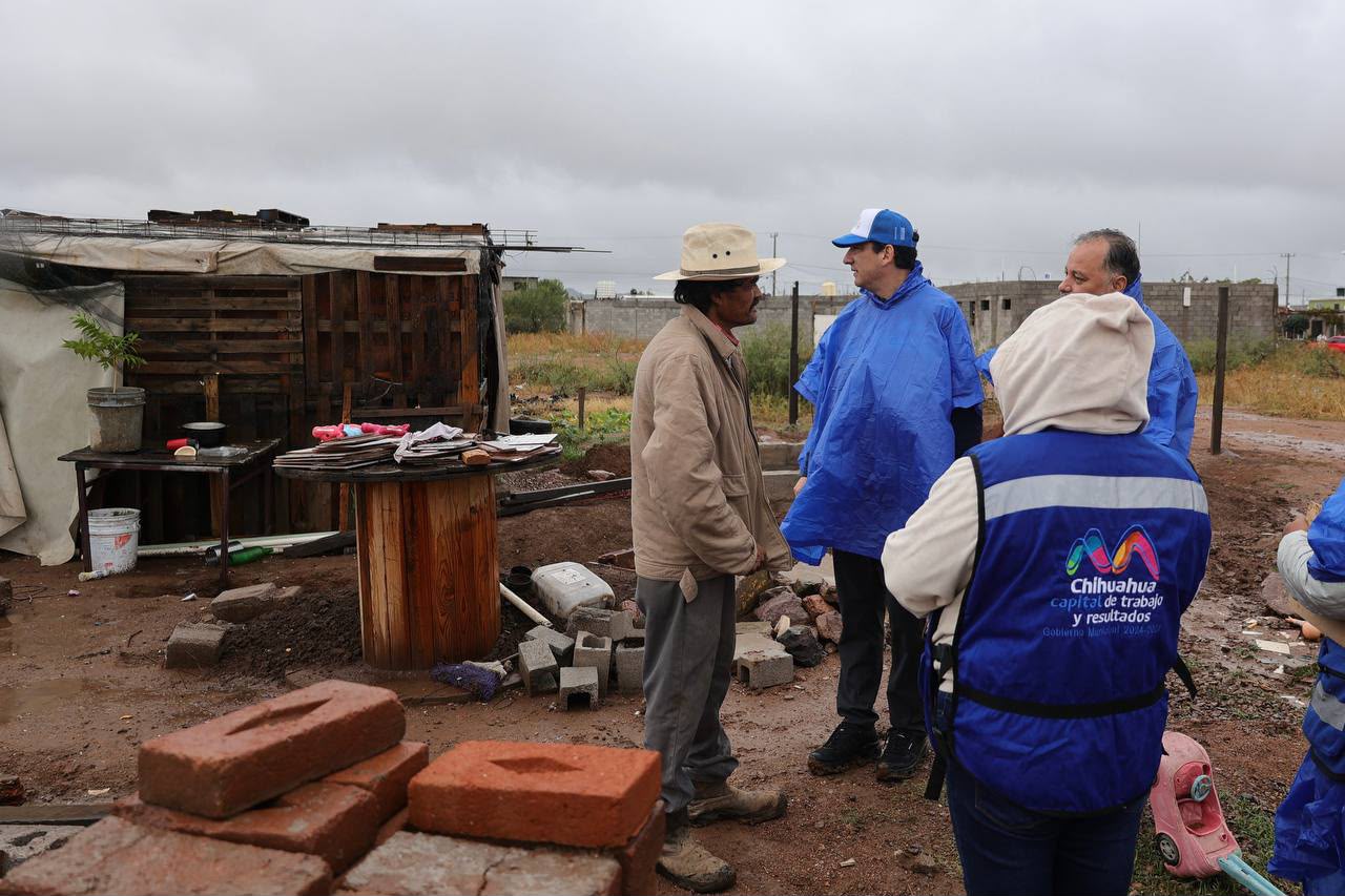 Alcalde entrega hules y despensas a familias vulnerables en Chihuahua
