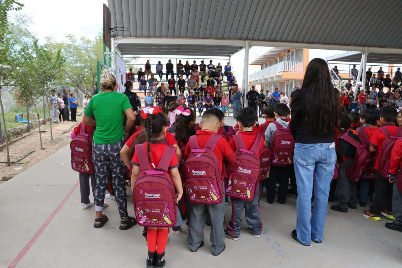 Entregan más de 3 mil mochilas a estudiantes de cuatro escuelas