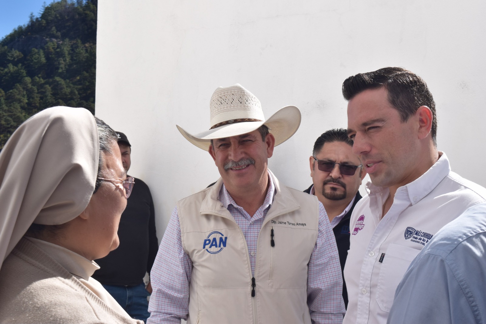 Jaime Torres asiste a entrega de apoyos en San Juanito