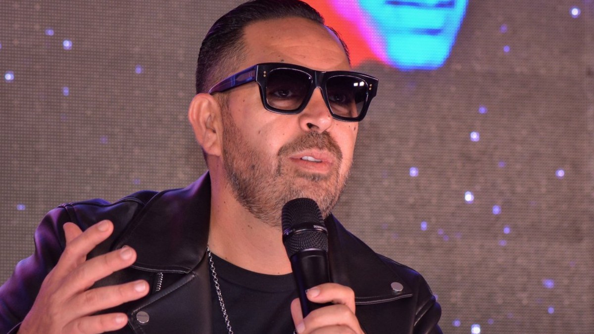 Jorge D’Alessio sufre caída en concierto de Pachuca