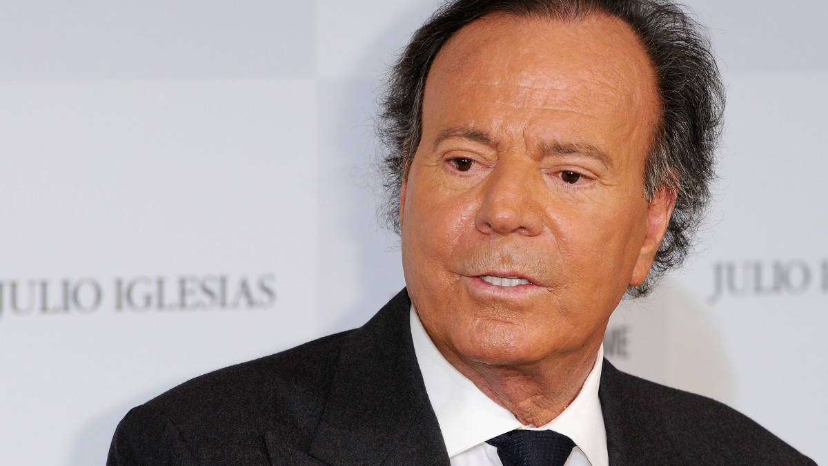 Fiscalía de España evalúa nueva denuncia contra Julio Iglesias por agresión sexual