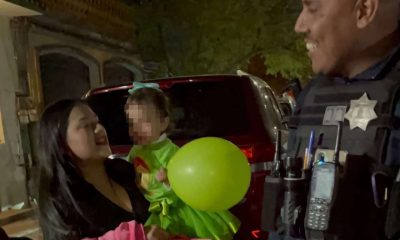 Llevan policías municipales obsequio a niña por su cumpleaños