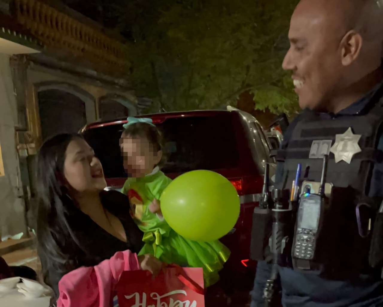 Llevan policías municipales obsequio a niña por su cumpleaños