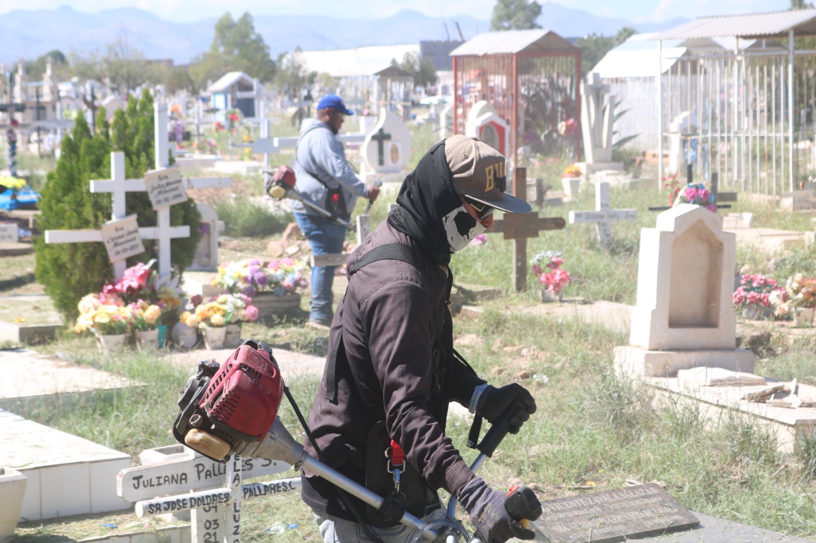 Avanza limpieza de panteones en Chihuahua para el Día de Muertos