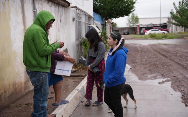 Nancy Frías entrega apoyos a familias del Distrito 12 por lluvias y frío