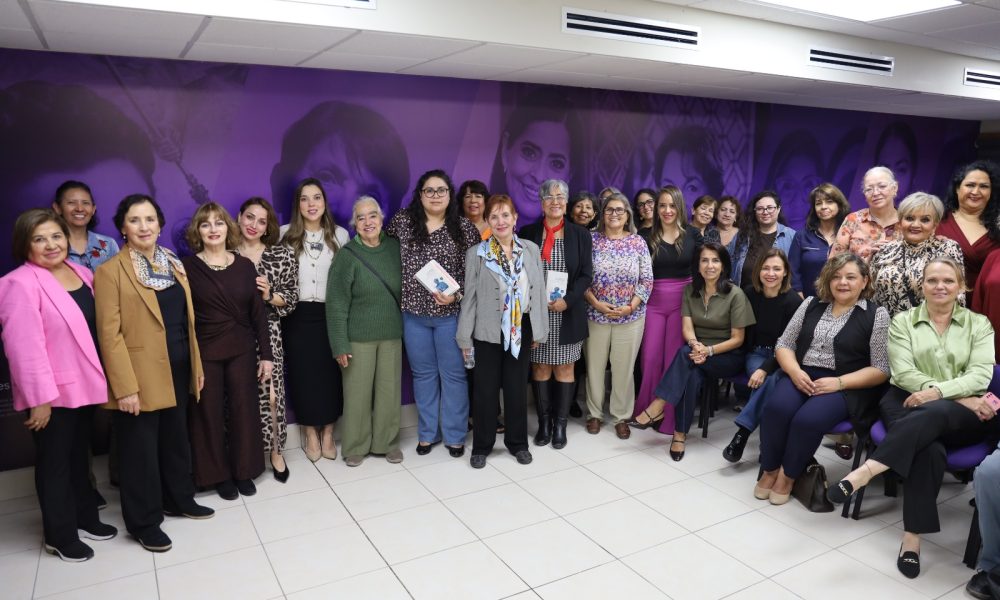 Reconocen a María Esther Orozco en presentación de su libro