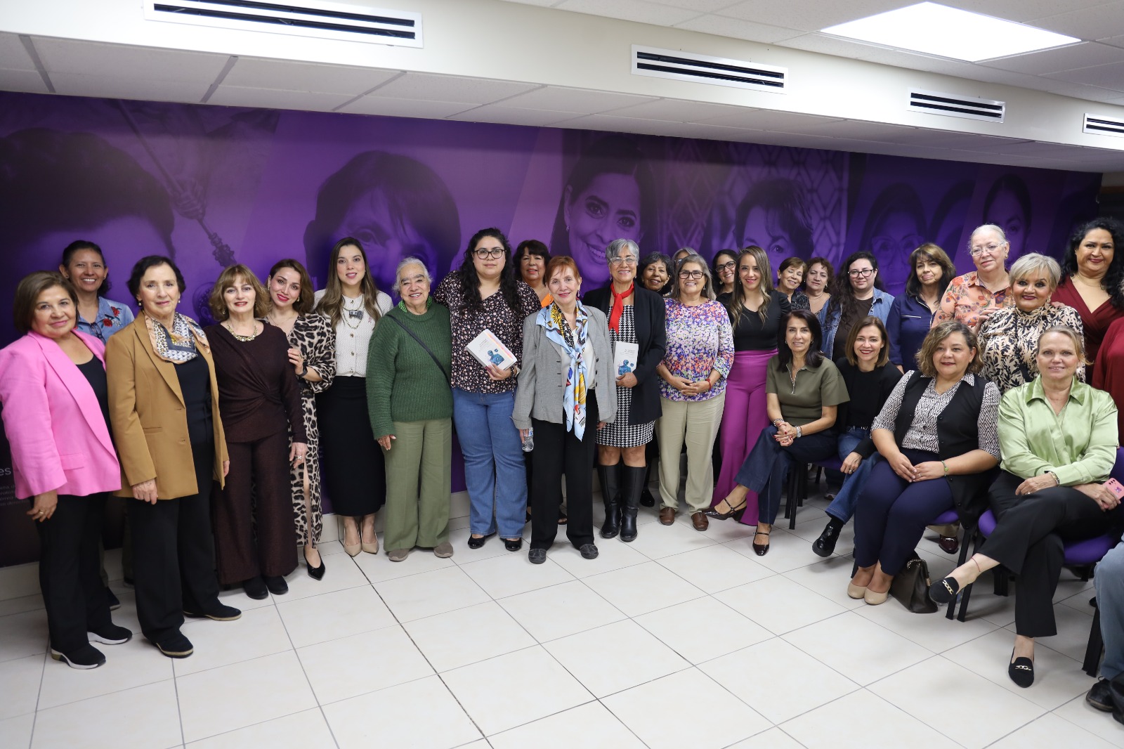Reconocen a María Esther Orozco en presentación de su libro