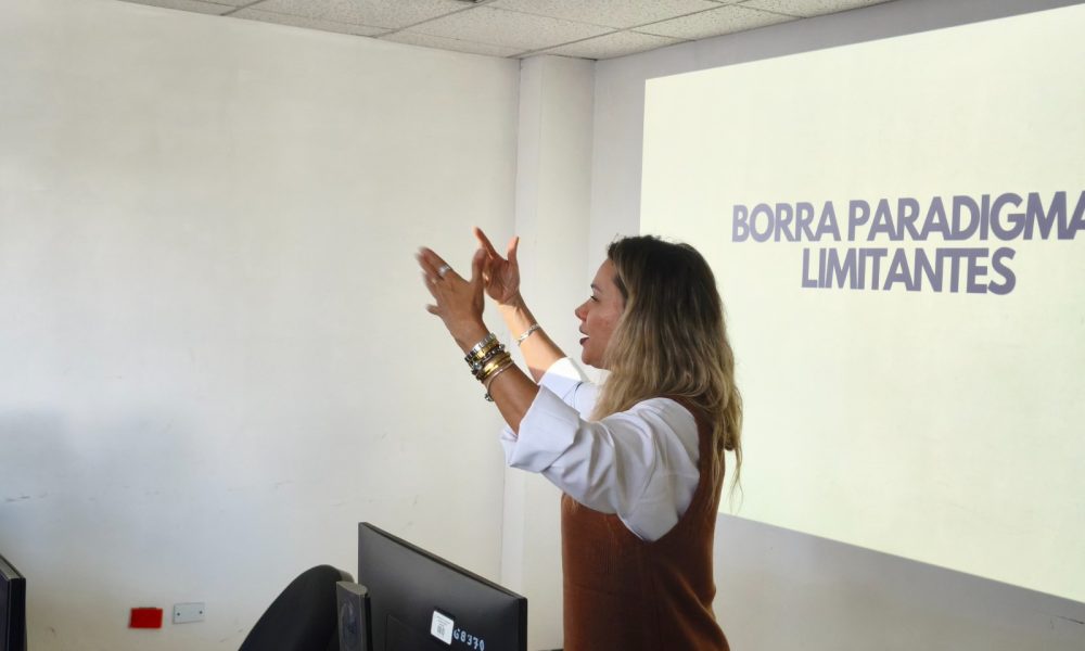 Capacitan a personal del Centro de Respuesta Ciudadana en Chihuahua