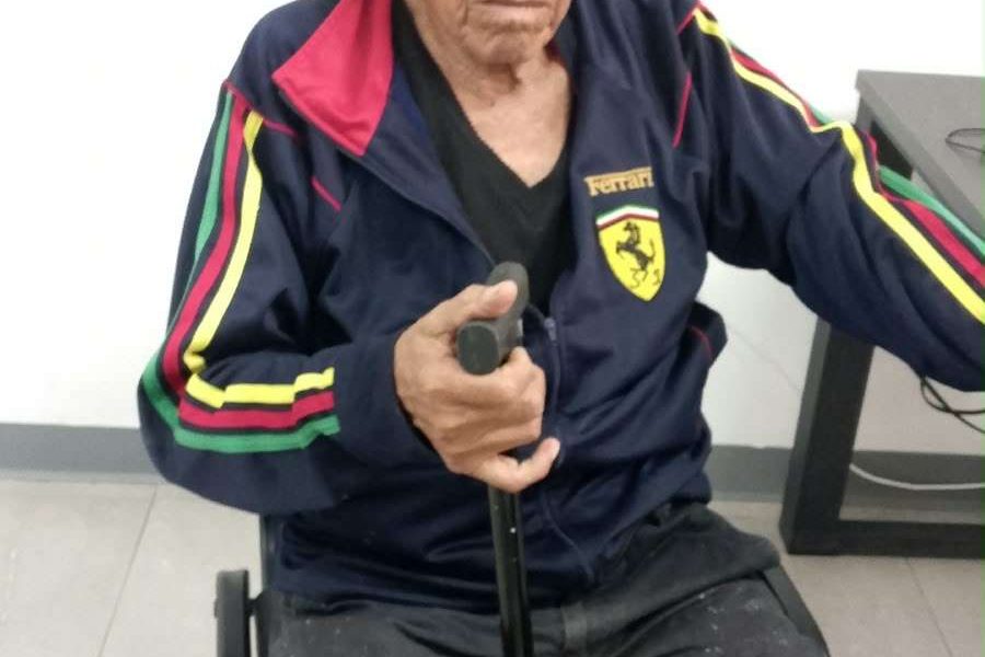 Resguardan a adulto mayor de 85 años y buscan a sus familiares