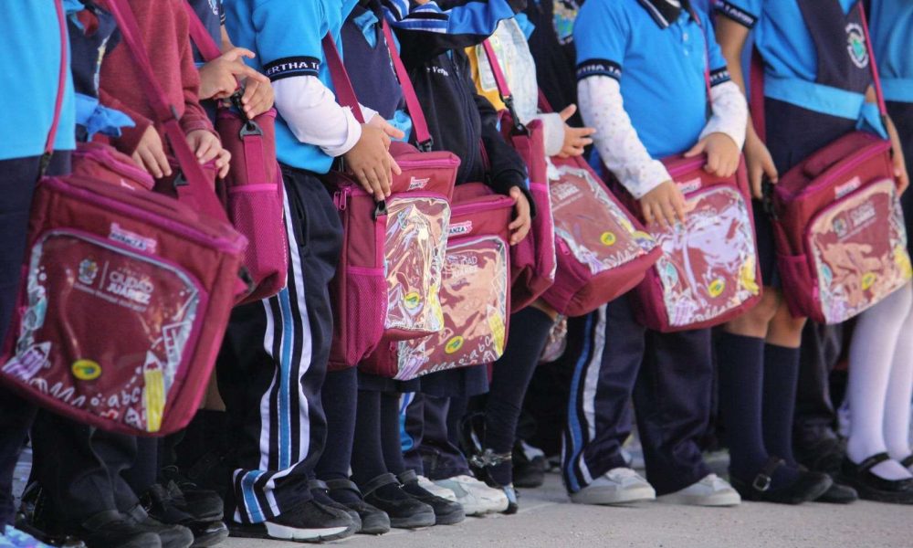 Distribuyen casi 200 loncheras a estudiantes del Jardín de Niños Bertha Tarín Amaya