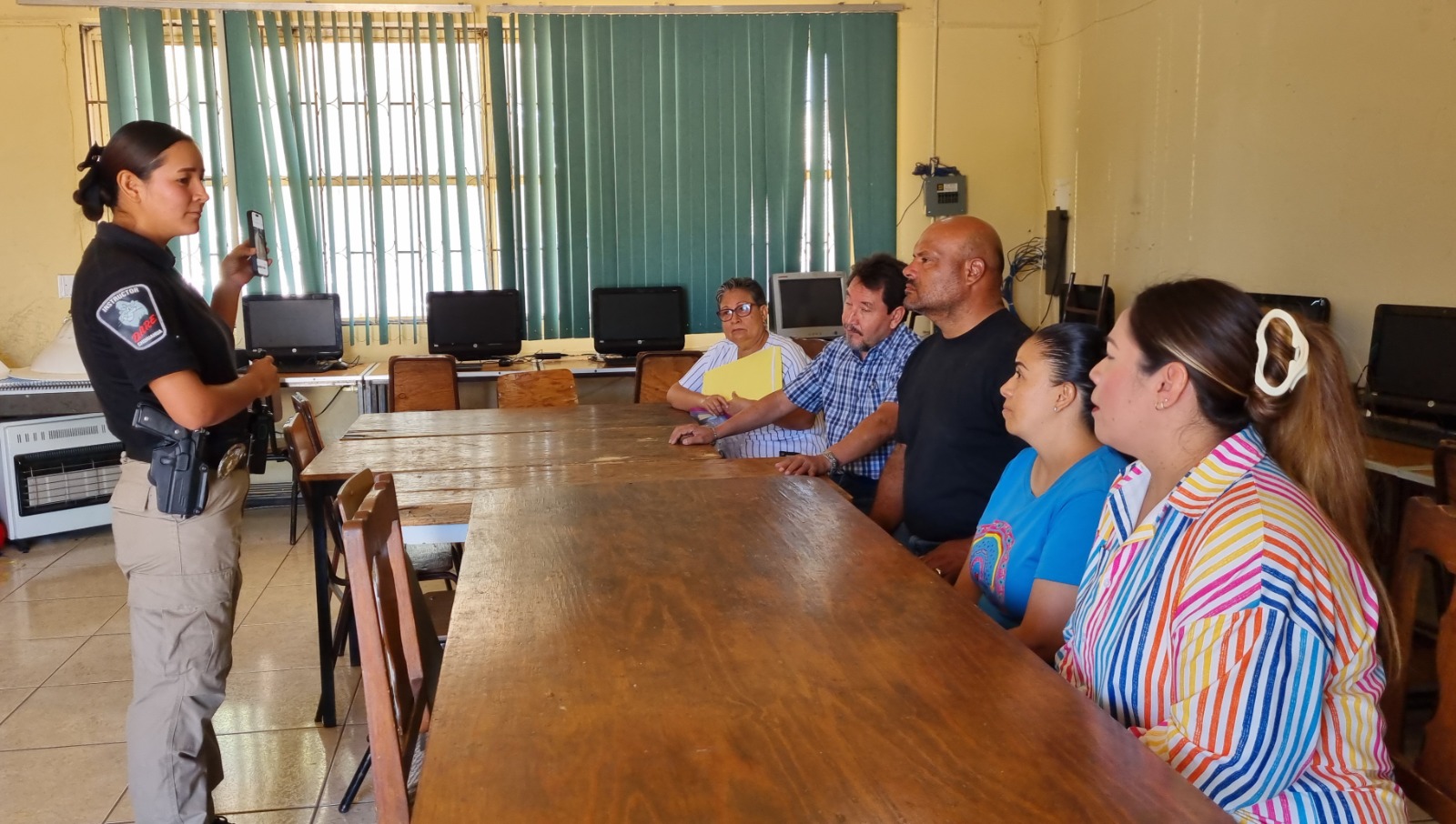 Policía Municipal ofrece pláticas D.A.R.E. para fortalecer seguridad familiar