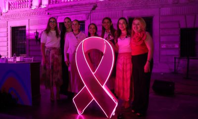Gobierno Municipal ilumina Plaza de Armas en apoyo a la lucha contra el cáncer de mama